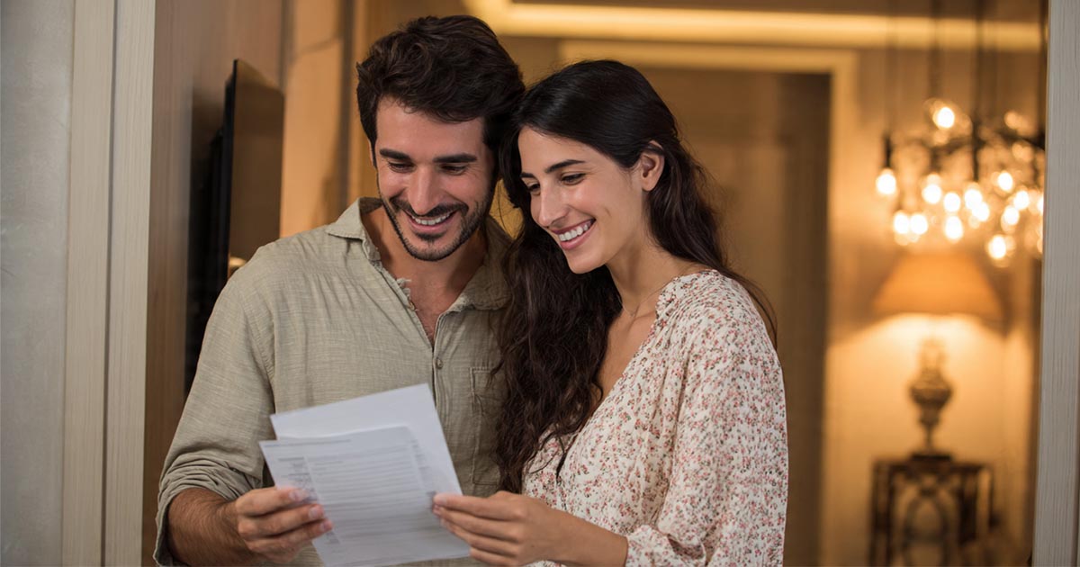 Casal analisando a conta de energia com a Beedika